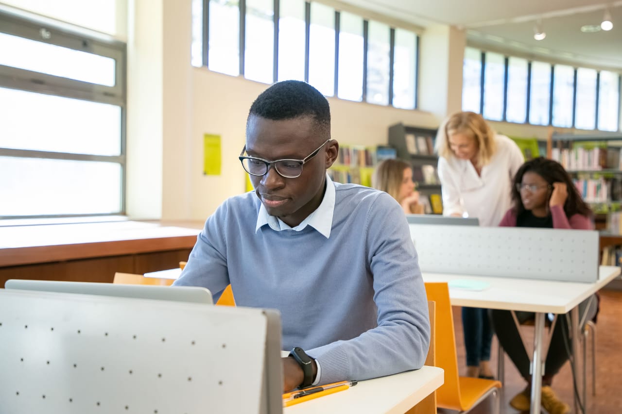 Étudiant utilisant ALITCHÉ